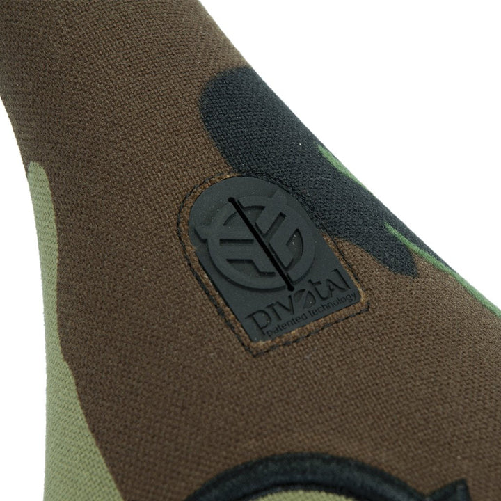 Federal Slim Pivotal Logo Seat Camo / Raised Black Stitching